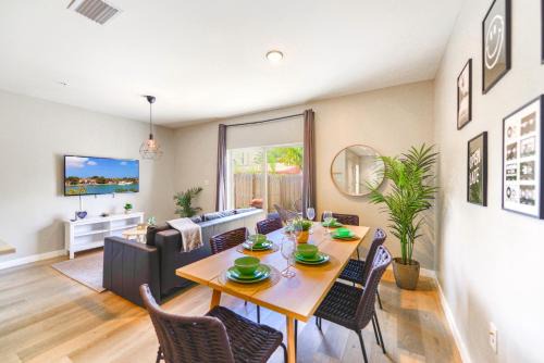 Golden Glades Apartamento | Spacious 3BR Townhouse with Free Parking Included!