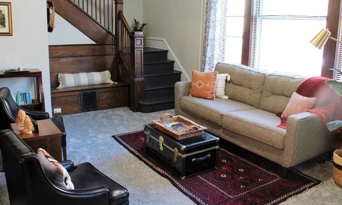 Lowry Hill East Casa | Spacious 3BR Two-Level House in the center of Minneapolis near Lake of the Isles