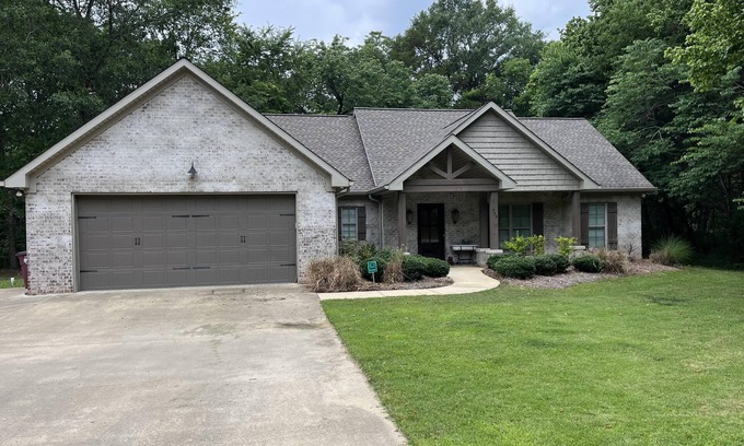 Starkville Casa | Spacious 3BR with 3 full bath on 1 acre approx 1.3 miles to Davis Wade!