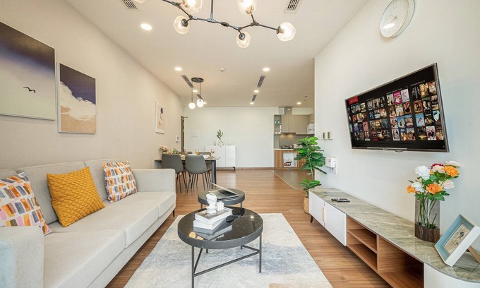 Tan Thuan Tay Apartamento | Spacious 3Brs Apt - Large Living room - Amazing Pool & Gym