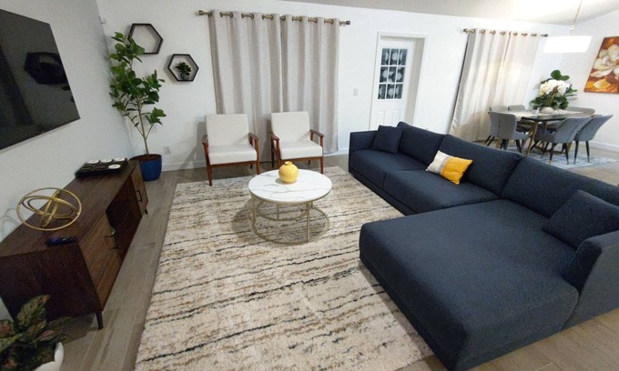 Poinciana Casa | Spacious 4/2 getaway! Near Theme Parks!