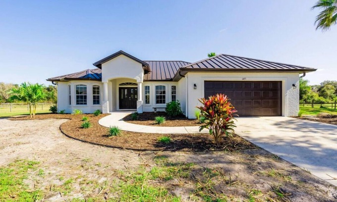 Braden River Casa | Spacious 4/2 with pool/spa near Myakka Park 30 min from Beaches