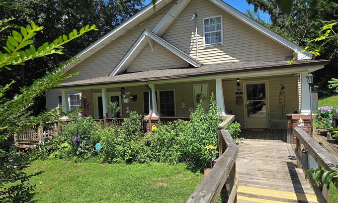 Burnsville Casa | Spacious 4.5 bedroom house in charming Burnsville