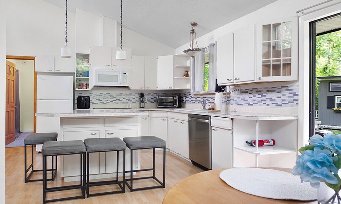 Teall Beach Casa | Spacious 4 bdrm home, Close to Lake, Wine, Downtown, Kid Friendly, Self Checkin