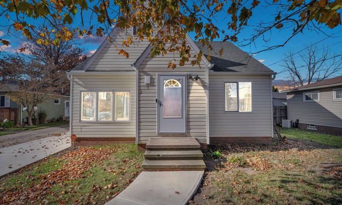 Old Brooklyn Casa | Spacious 4-bdrm house in Cleveland with Pool table, King Bed, and chefs kitchen