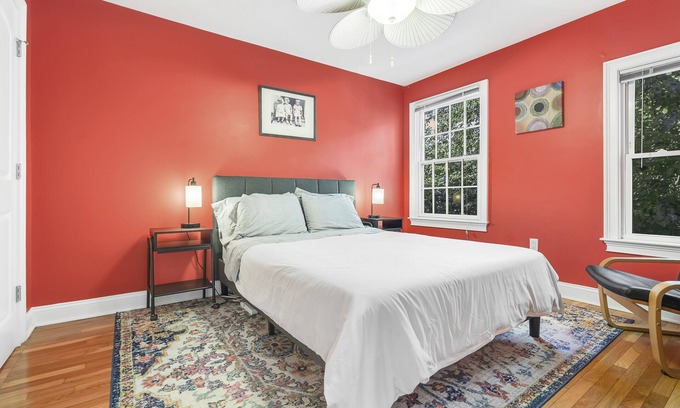 Allston Casa | Amplia casa adosada de 3 habitaciones / 2 baños con estacionamiento GRATIS, se admiten mascotas