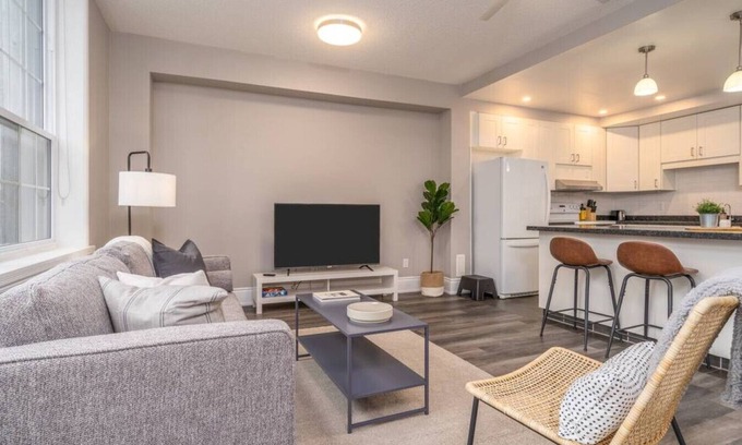 Burlington Apartamento | Spacious 4-Bed, 3-Bath Apartments Near Waterfront