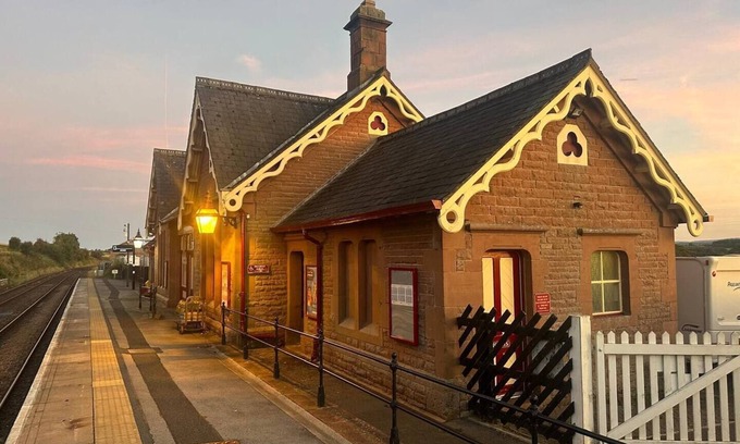 Langwathby Cabaña | Spacious 4 bed apartment - pet friendly - Langwathby Station Cottage, spotless & unique 4 bedroom cottage with EV charging station & free parking near lakes