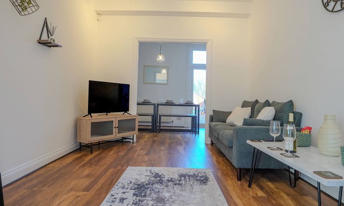 Shortlands Casa | Spacious 4 Bed Central Property w/ Free Parking and Garden Dining