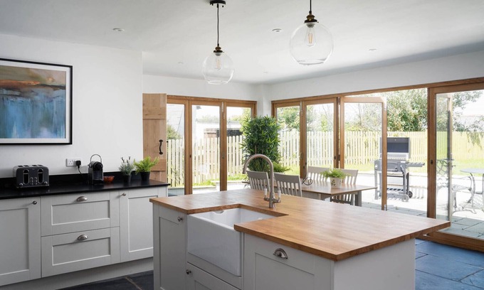 Newtown-in-St-Martin Casa | Spacious 4-Bed Cottage with Garden & Pet-Friendly