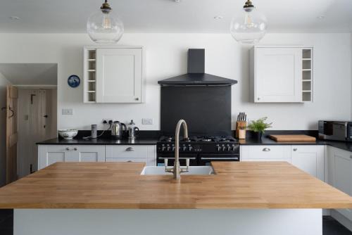 Newtown-in-St-Martin Casa | Spacious 4-Bed Cottage with Garden & Pet-Friendly