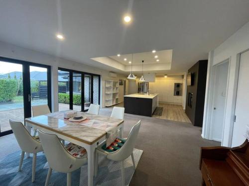 Halswell Casa | Spacious 4 Bed Family Home
