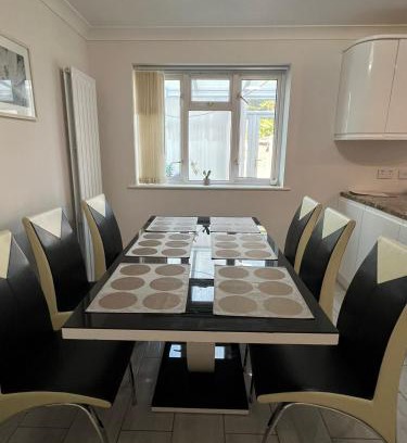 Rushmoor District Casa | Spacious 4 bed Farnborough AirShow
