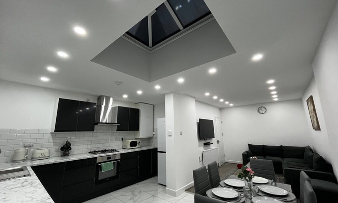 Sheldon Casa | Spacious 4 Bed Home - Sleeps 7, Garden & Parking