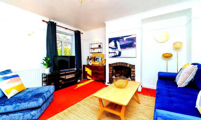 Pill Casa | Spacious 4-Bed Home! WiFi ! Parking Great Location