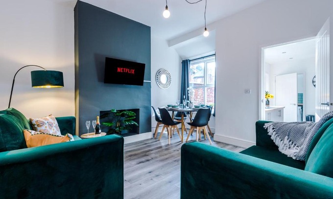 Crewe Apartamento | Spacious 4-bed house in Crewe by 53 Degrees Property, ideal for Business & Contractors - Sleeps 7
