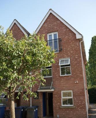 Eaton Socon Casa | Spacious 4 bed Townhouse, near town centre and riverside in StNeots