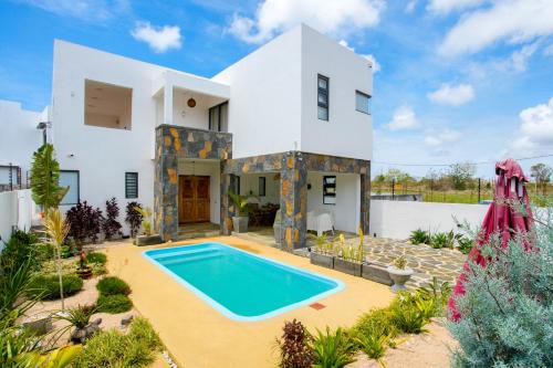 Grand-Baie Villa | Spacious 4 Bed Villa with BBQ, Pool & Parking Grand Baie