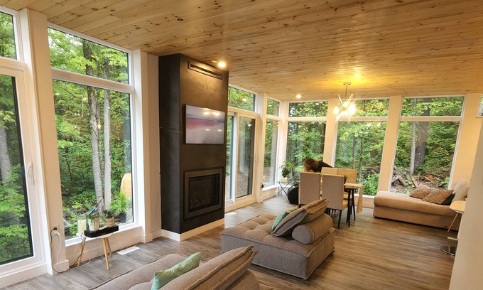 Wakefield Casa | Spacious 4-Bed w sauna, cozy fireplace & rooftop