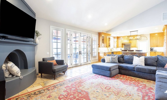 Valley Glen Casa | Spacious 4-bedroom family home with pool – Located in Valley Village.