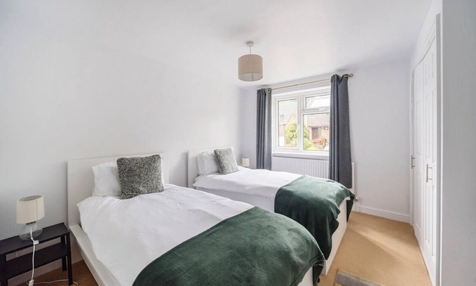 Charlton Kings Casa | Spacious 4-bedroom townhome in charming Charlton Kings with driveway parking