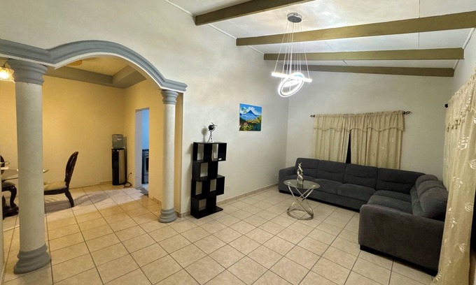 Sector 1 Nor-Oeste Casa | Spacious 4-bedroom house with WiFi and AC in vibrant San Pedro Sula