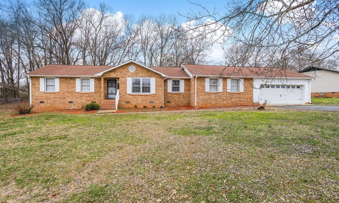 Valley Falls Casa | Spacious 4-bedroom house in serene Boiling Springs with AC