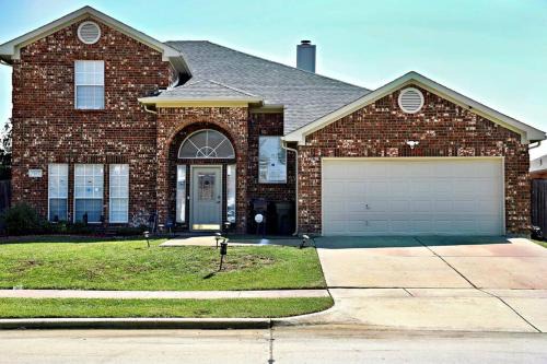 Southeast Arlington Casa | Spacious 4-bedroom house with AC, Wi-Fi superb in the Heart of Arlington, TX!