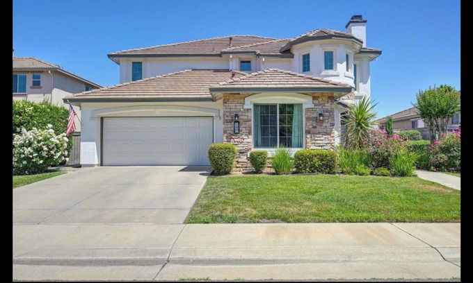 Rancho Cordova Casa | Spacious 4-bedroom house in lovely Rancho Cordova Anatolia-WiFi, clubhouse