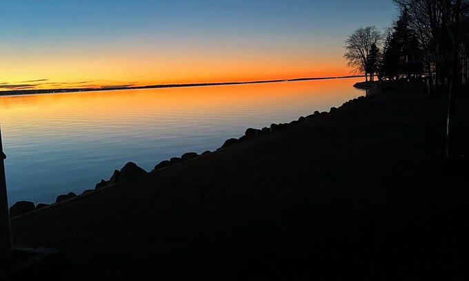 Prudenville Casa | Spacious 4-bedroom lakefront house on Houghton Lake with beach and tiki bar