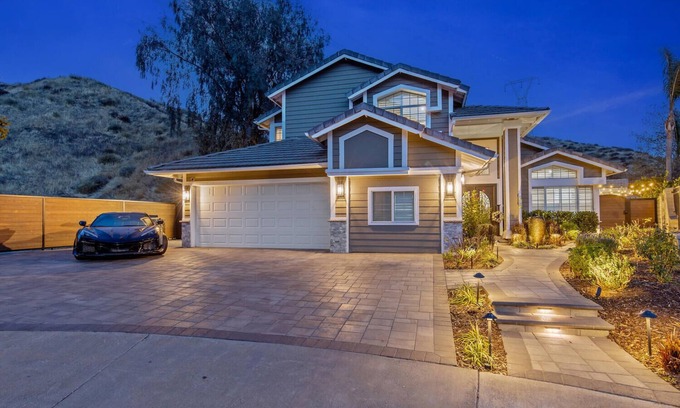 Santa Clarita Casa | Spacious 4-bedroom house in charming Santa Clarita with Pool