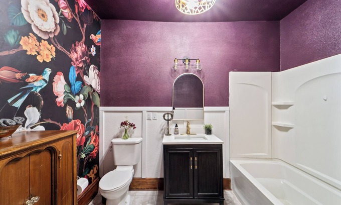 Des Moines Casa | Spacious 4-bedroom 2ba classy house ready to host your large group!