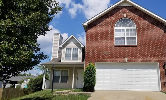 La Vergne Casa | Spacious 4-bedroom 2- bath home 25 min from downtown Nashville & Titans Stadium.