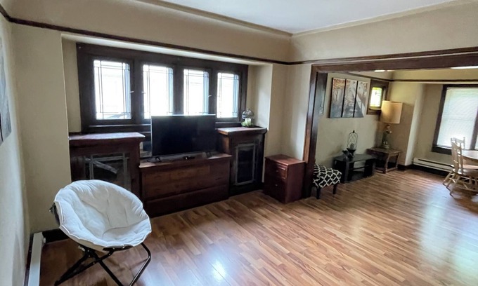 Milwaukee Casa | Spacious 4 Bedroom, 2 Bath Upper, 2-Unit Layout, Pet-Friendly + Fenced Yard