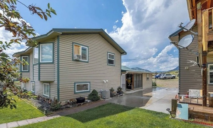 Gardiner Casa | Spacious 4-bedroom 3 bathroom house- 10 miles from Yellowstone