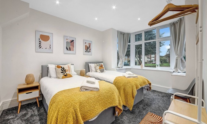 Cowley Casa | Spacious 4-bedroom 4-bathroom house - free parking & great 24-7 transport links