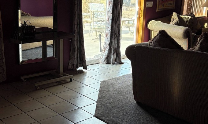 Washington County Casa | Spacious 4-bedroom 5 bed house. A lil Hollywood in the living room.Comfy beds!!
