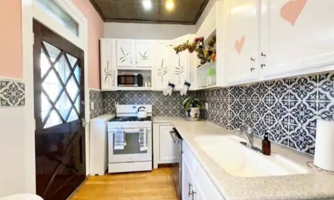 Industry Apartamento | Spacious 4-bedroom apartment in welcoming Union City-zebra