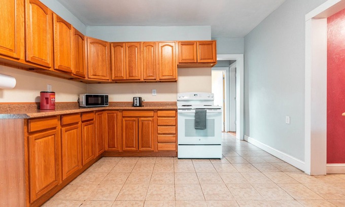 Worcester Apartamento | Spacious 4-bedroom apartment close to UMass Medical and St. Vincent Hospital