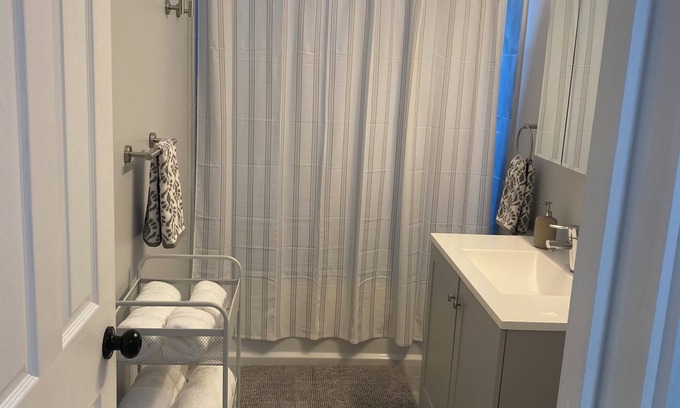 Mattapan Apartamento | Spacious 4-bedroom apartment with AC, WiFi in phenomenal Boston