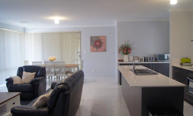 Baldivis Casa | Spacious 4 Bedroom Baldivis Home - Can Sleep Up to 8 Guests!