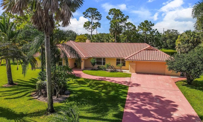 Lake Worth Casa | Spacious 4-bedroom country house in charming Wellington with WiFi, AC