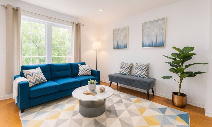 Mavis-Erindale Casa | Spacious 4 bedroom Home (15 mins from YYZ airport)