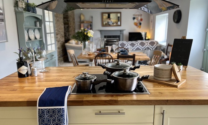 Kilgetty Casa | Spacious 4 Bedroom Farmhouse
