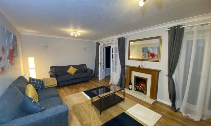 Colchester Casa | Spacious 4 bedroom house close to all the main activities in Colchester