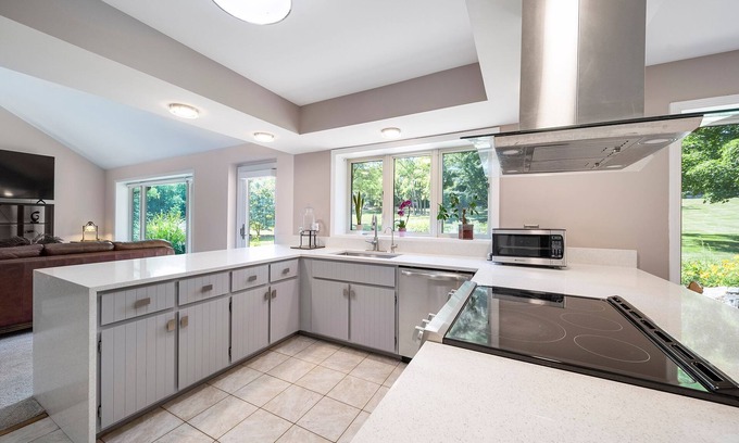 Plato Center Casa | Spacious 4-bedroom getaway with beautiful patio garden & fitness room, Wifi