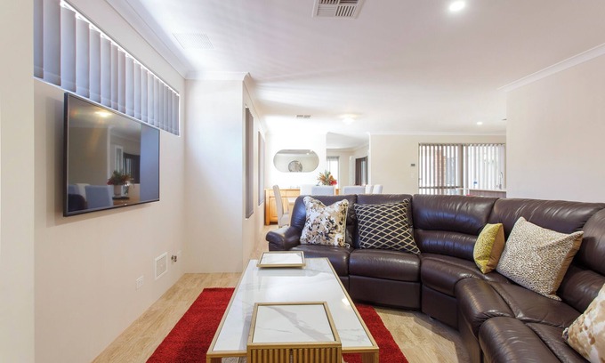 Bassendean Casa | Spacious 4-bedroom house with WiFi, AC in marvelous Bassendean.