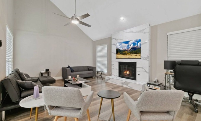 North Central Carrollton Casa | Spacious 4-bedroom house in charming Carrollton, North Dallas with AC