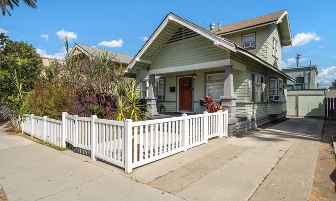 Willmore Casa | Spacious 4 Bedroom Home in Downtown Long Beach