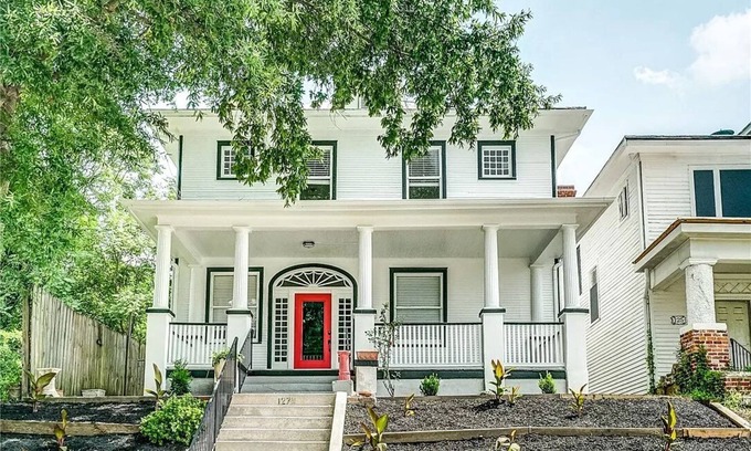Petersburg Casa | Spacious 4-bedroom house in charming Petersburg